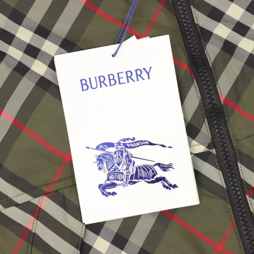 Burberry 24Fw thin cotton vest with warhorse pattern insideIt adopts classic plaid design, with classic knight warhorse embroidery inside. Nylon is used as the outer material to ensure the wear resistance and wrinkle resistance of the vest. The thin cotton inside ensures warmth while ensuring that the vest is thin and light. It can be worn outside or inside.