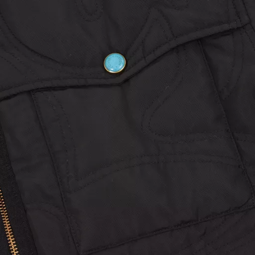 Louis Vuitton 24Fw Turquoise Quilted Shirt-Style Padded JacketOriginally purchased for 18,500, the fabric is made of nylon canvas, which is thick and smooth. The fully embroidered geometric Arabic pattern logo combines the Monogram elements with the graphic pattern embroidered with the same color thread, presenting a modern design. The pattern is a thick thread single needle embroidery process, and the color is fixed and dyed with the same color matte embroidery thread. The specific thick thread material is mainly single needle lock embroidery, and the embroidery has fine stitches. The large-area embroidery process is exquisite, and the pattern edge not only makes the embroidery look smooth, but also the stitches are arranged neatly and evenly, without exposing the ground or overlapping, and can press and throw overlong stitches. A full set of new accessories are customized synchronously, and the details are perfectly restored.