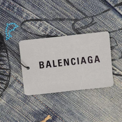 Balenciaga 24Fw sketch graffiti hot diamond denim jacketLoose fit, very drapey texture, ready-to-wear hand-painted graffiti art pattern, hot diamond positioning, using the brightest colored diamonds used on domestic clothing, full set of water rhinestone customization, hot pressing process, first washing, then printing, then hot diamond, each pattern is unique, the upper body is a work of art