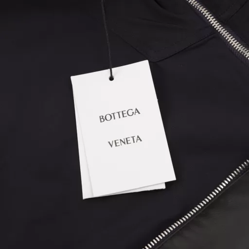 Bottega Veneta 24FW lambskin jacketThe whole piece of clothing uses the same 100% nylon waterproof fabric as other styles in the same series. The only difference is the color of the fabric. This color is more navy blue. It also took 1 month to make it. There are many hardware and zippers that need to be made into molds. The minimum order quantity for the hat cord and hem buttons alone is 3,000. The loss is very large. In addition, the double-layer design of the lambskin pockets and the super difficult workmanship that can be folded directly into a bag are also the reasons why the market dare not touch it.