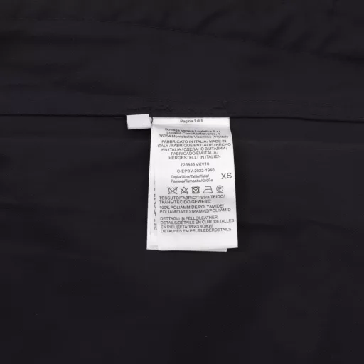 Bottega Veneta 24FW lambskin jacketThe whole piece of clothing uses the same 100% nylon waterproof fabric as other styles in the same series. The only difference is the color of the fabric. This color is more navy blue. It also took 1 month to make it. There are many hardware and zippers that need to be made into molds. The minimum order quantity for the hat cord and hem buttons alone is 3,000. The loss is very large. In addition, the double-layer design of the lambskin pockets and the super difficult workmanship that can be folded directly into a bag are also the reasons why the market dare not touch it.