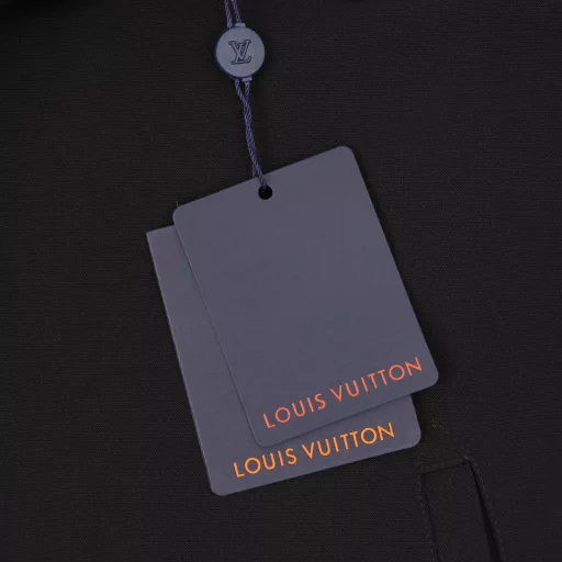 Louis Vuitton LV 24FW turquoise wool suit jacketThis year's absolute hit🔥 Currently out of stock at all counters. Each item is overpriced. The exclusive turquoise hardware accessories need to be re-molded and customized. The operation takes nearly two months. Custom-woven and custom-dyed 70% wool blended fabric. The inner lining has a jacquard checkerboard pattern. Custom-made turquoise accessories, buttons and snaps. Exclusive product on the entire network