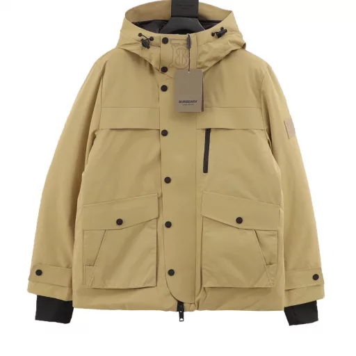 Burberry BBR hooded down jacket with embossed LOGO on the chest and backProduced by Burberry Shanghai Trading Company, it is made of top-grade fabrics imported from Japan, customized in Europe, with core technology and technical barriers. The placket is a double closure design of zipper + button. The outer placket with B’s technology embossed LOGO on the chest and back, and the reflective LOGO on the inside have a super strong warmth retention effect, which can truly challenge the Northeast without any pressure. The lining fabric inside is also made of imported high-density anti-drilling velvet fabric. This kind of high-density anti-drilling velvet fabric is extremely rare even in China. The placket is a double closure design of zipper + button, and the freely adjustable waist drawstring design and windproof threaded inner sleeve design implement warmth and cold protection to the smallest details. In addition to relying on the B’s technology embossed LOGO on the chest and back, the reflective LOGO on the inside of the placket and the plaid inside the hat and the inside of the body are also clear expressions of the brand! Imported windproof and waterproof technology fabrics! All hardware are customized by mold opening