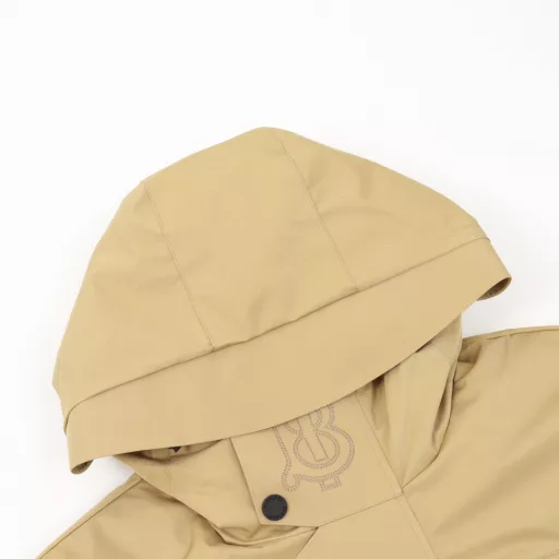 Burberry BBR hooded down jacket with embossed LOGO on the chest and backProduced by Burberry Shanghai Trading Company, it is made of top-grade fabrics imported from Japan, customized in Europe, with core technology and technical barriers. The placket is a double closure design of zipper + button. The outer placket with B’s technology embossed LOGO on the chest and back, and the reflective LOGO on the inside have a super strong warmth retention effect, which can truly challenge the Northeast without any pressure. The lining fabric inside is also made of imported high-density anti-drilling velvet fabric. This kind of high-density anti-drilling velvet fabric is extremely rare even in China. The placket is a double closure design of zipper + button, and the freely adjustable waist drawstring design and windproof threaded inner sleeve design implement warmth and cold protection to the smallest details. In addition to relying on the B’s technology embossed LOGO on the chest and back, the reflective LOGO on the inside of the placket and the plaid inside the hat and the inside of the body are also clear expressions of the brand! Imported windproof and waterproof technology fabrics! All hardware are customized by mold opening