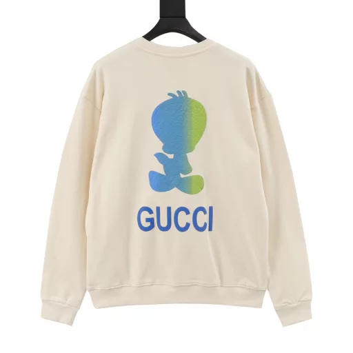 Gucci round neck pullover sweatshirt with yellow duck pattern print on the backThe cute little yellow duck is here~ playful and cute, it is irresistible, paired with the classic retro logo of Gucci, fashionable and luxurious, youthful and age-reducing! The washed felt knitted cotton fabric is micron white. This is the unique high-quality texture white of Gucci, which greatly reduces the yellowing phenomenon after wearing. The inner woven surface is as smooth as fish scales, and the color is even and oily. The texture is delicate and soft, 100% comfortable, and can be worn close to the body. The retro red and green color logo design has become a symbol of eternal classics. The delicate texture of the machine printing is highlighted, and the spots make the retro feeling more intense. The cute little yellow duck on the back is the most prominent highlight. The imported foaming gel printing gradient effect process is processed. The monomers with different shapes and forms are combined into the core system of the little yellow duck. The fresh and natural design continues the fashion atmosphere! Unisex style