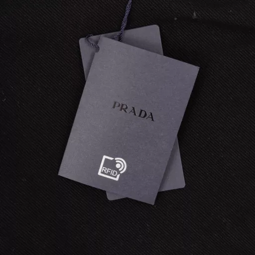 Prada washed triangle logo denim jacketThe whole garment is made of custom-woven heavy denim fabric, and the garment is washed after independent hardware mold opening! The exclusive detail of the door pocket is fully embedded in the clipping process, the fabric is stiff and does not deform, and the hand feel is enhanced after washing. The imported machine high-end black mold material is double-high-temperature glued, which is extremely complex and difficult. The heavy-duty washed gray effect is comparable to the original. In addition, all the buttons are 7 counter originals. The washed denim fabric is comfortable and breathable, and it has been created through multiple processes to create a full sense of luxury.