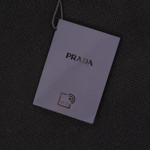 Prada 24Fw nylon pocket triangle label round neck sweaterPurchased and developed, customized German nano special wool, fine and soft, comfortable and close-fitting. German imported Stoll knitting machine two kinds of needles are interlaced. 100% pure wool yarn, the collar is knitted with coarse needles, the body is knitted with fine needles, and the sleeves are knitted with two kinds of needles, which is time-consuming and laborious. The chest pocket is sealed with thread from an independent large factory, and the leather tag is customized. The size logo is combined with the collar label, and it is customized to the version.