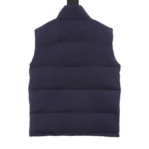 Ralph Lauren 24FW R51 pony logo embroidered down vest - lacquered black/matte black/matte navy blueFull of high-end look, simple but not minimalist, both in terms of fabric material and overall outline, it has both fashionable styling and good cold-proof effect, and brings a comfortable wearing experience and feeling, it can shape and keep warm, three-dimensional and full, highly practical, filled with white duck down, the same style for men and women, customized accessories with three labels