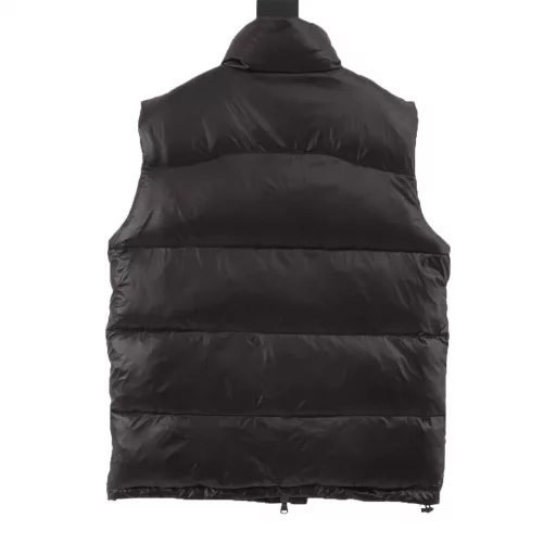 Ralph Lauren 24FW R51 pony logo embroidered down vest - lacquered black/matte black/matte navy blueFull of high-end look, simple but not minimalist, both in terms of fabric material and overall outline, it has both fashionable styling and good cold-proof effect, and brings a comfortable wearing experience and feeling, it can shape and keep warm, three-dimensional and full, highly practical, filled with white duck down, the same style for men and women, customized accessories with three labels