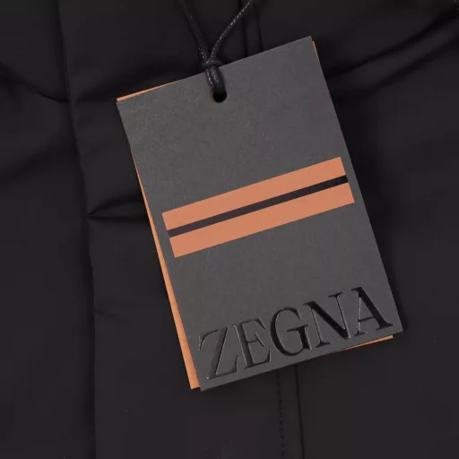 Zegna Hooded Down JacketThis is a down jacket that is the pinnacle of design and materials! Let’s not talk about anything else. How good is Zegna’s down jacket? Go to the counter to compare and feel it, touch the fabric, feel the workmanship, and then buy ours. You will know that you are really using the least money to buy the best down jacket!The outer layer is mainly functional fabric, light and delicate!It is cut with high precision by imported automatic cutting machines to ensure the best down filling accuracy. This is a process that ordinary small factories are completely unable to complete!The inner lining is filled with the best quality French goose down on the market, which is called four-piece down!Even a thin layer can have super high warmth retention! !High-end and extreme good stuff! More than twice as expensive as ordinary goose down!The upper body is super capable and elegant, not bloated at all