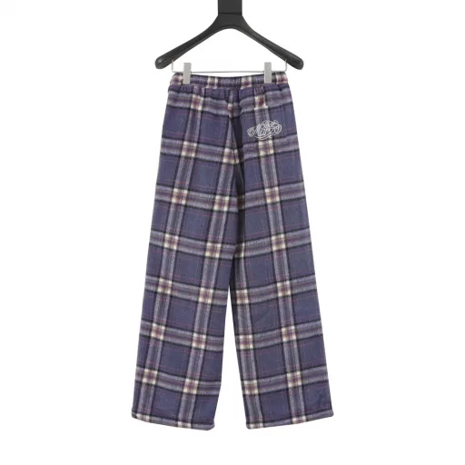 13DEMARZO plaid drawstring trousersThis 13D Marzo plaid trousers, with its soft plaid pattern and loose and comfortable style, fully demonstrates the charm of relaxation. The light fabric and loose tailoring allow you to feel the casual and comfortable wearing experience in any occasion, and the elastic drawstring waistband further enhances this comfort, allowing you to switch freely between relaxation and fashion.It is particularly worth mentioning that the teddy bear pendant on the trousers not only adds a touch of playfulness to the overall shape, but also brings a unique visual focus. This soft bear detail makes the whole trousers more interesting and individual, as if revealing the persistence of childlike fun in a low-key manner, making every outfit full of surprises and warmth.Whether you are enjoying a relaxing time at home or going out for leisure, this 13D Marzo trousers can bring you a wearing experience of relaxation and fun, and it is the best choice in your wardrobe.