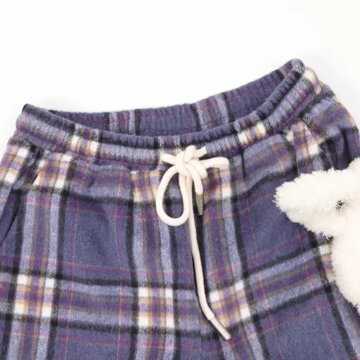 13DEMARZO plaid drawstring trousersThis 13D Marzo plaid trousers, with its soft plaid pattern and loose and comfortable style, fully demonstrates the charm of relaxation. The light fabric and loose tailoring allow you to feel the casual and comfortable wearing experience in any occasion, and the elastic drawstring waistband further enhances this comfort, allowing you to switch freely between relaxation and fashion.It is particularly worth mentioning that the teddy bear pendant on the trousers not only adds a touch of playfulness to the overall shape, but also brings a unique visual focus. This soft bear detail makes the whole trousers more interesting and individual, as if revealing the persistence of childlike fun in a low-key manner, making every outfit full of surprises and warmth.Whether you are enjoying a relaxing time at home or going out for leisure, this 13D Marzo trousers can bring you a wearing experience of relaxation and fun, and it is the best choice in your wardrobe.