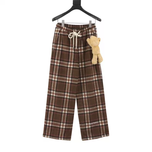 13DEMARZO plaid drawstring trousersThis 13D Marzo plaid trousers, with its soft plaid pattern and loose and comfortable style, fully demonstrates the charm of relaxation. The light fabric and loose tailoring allow you to feel the casual and comfortable wearing experience in any occasion, and the elastic drawstring waistband further enhances this comfort, allowing you to switch freely between relaxation and fashion.It is particularly worth mentioning that the teddy bear pendant on the trousers not only adds a touch of playfulness to the overall shape, but also brings a unique visual focus. This soft bear detail makes the whole trousers more interesting and individual, as if revealing the persistence of childlike fun in a low-key manner, making every outfit full of surprises and warmth.Whether you are enjoying a relaxing time at home or going out for leisure, this 13D Marzo trousers can bring you a wearing experience of relaxation and fun, and it is the best choice in your wardrobe.