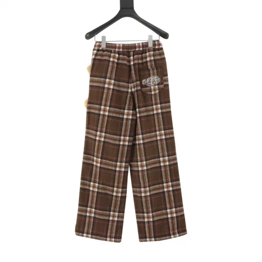 13DEMARZO plaid drawstring trousersThis 13D Marzo plaid trousers, with its soft plaid pattern and loose and comfortable style, fully demonstrates the charm of relaxation. The light fabric and loose tailoring allow you to feel the casual and comfortable wearing experience in any occasion, and the elastic drawstring waistband further enhances this comfort, allowing you to switch freely between relaxation and fashion.It is particularly worth mentioning that the teddy bear pendant on the trousers not only adds a touch of playfulness to the overall shape, but also brings a unique visual focus. This soft bear detail makes the whole trousers more interesting and individual, as if revealing the persistence of childlike fun in a low-key manner, making every outfit full of surprises and warmth.Whether you are enjoying a relaxing time at home or going out for leisure, this 13D Marzo trousers can bring you a wearing experience of relaxation and fun, and it is the best choice in your wardrobe.