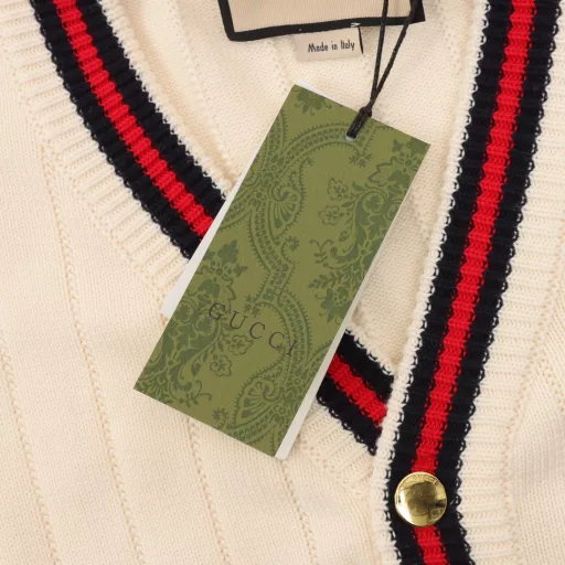 Gucci 21Fw Double G Knitted Hollow Cardigan SweaterKnitted hollow cardigan sweater features the brand's iconic elements and silhouette. This round neck sweater features a red ribbon trim and a hollow design with a GG pattern, cleverly interpreting the elements of college style. College style is a dressing style originating from the Ivy League schools in the northeastern United States, which continues to influence Gu's design direction. The classic sweater is reinterpreted with exquisite details and iconic brand elements.The contrasting lines make people's vision fresh, and the key is to make them look super thin. The elegant temperament in the casualness, this way of wearing is both casual and exquisite, full of temperament, and looks very energetic. Let you bring your own aura when attending a party or commuting to the office, just the right elegance. Worth recommending! !