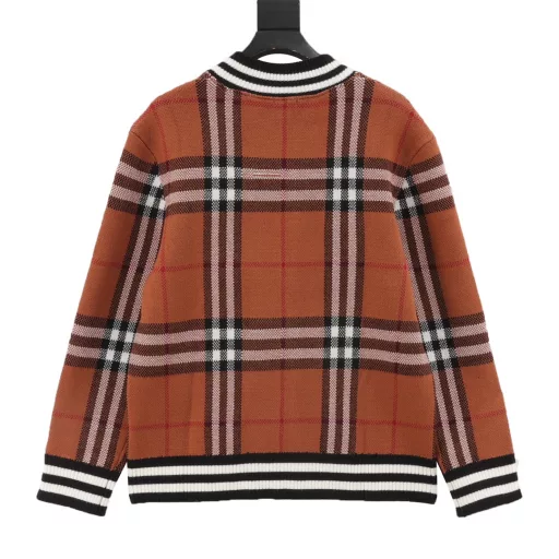 Burberry 23Fw checkered zipper cardiganOriginal purchase, 30% cashmere 70% wool mercerized fleece washed, feels close to pure cashmere, close to the body and comfortable, 8-needle 4-color sesame dot craftsmanship, all over the body in checkered and aligned positions.