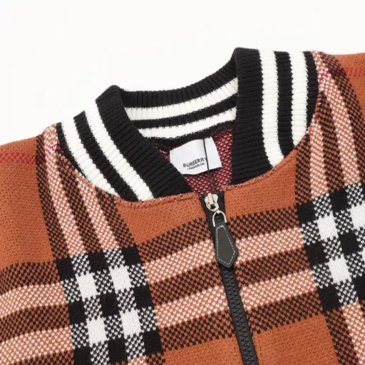 Burberry 23Fw checkered zipper cardiganOriginal purchase, 30% cashmere 70% wool mercerized fleece washed, feels close to pure cashmere, close to the body and comfortable, 8-needle 4-color sesame dot craftsmanship, all over the body in checkered and aligned positions.