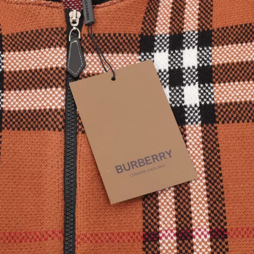 Burberry 23Fw checkered zipper cardiganOriginal purchase, 30% cashmere 70% wool mercerized fleece washed, feels close to pure cashmere, close to the body and comfortable, 8-needle 4-color sesame dot craftsmanship, all over the body in checkered and aligned positions.