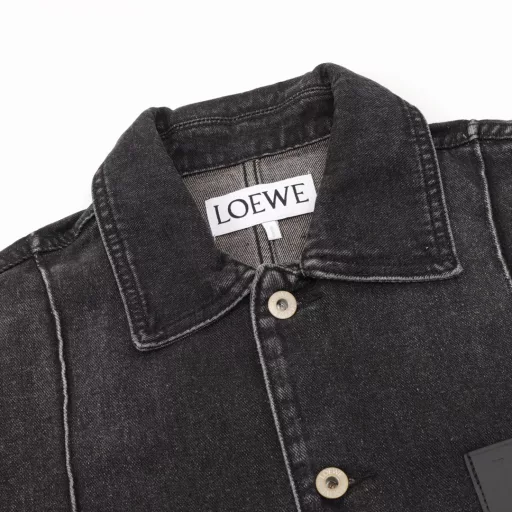 LOEWE Anagram 24 leather label work jacket denim jacketCustomized royal woven double-melt cotton, decorated with LOEWE Anagram leather label patch pockets, using multi-position sanding process + multi-position monkey process, by using a high-pressure spray gun, rubbing on specific parts to achieve the effect of local wear and whitening, and then using frosting technology to create a unique texture pattern, the workmanship is extremely complex, time-consuming and labor-intensive, the position of the chest leather label is manually positioned for precise positioning and machining, the fabrics are washed and aged, the feel and texture are better, not easy to deform, shrink, fade, and fit