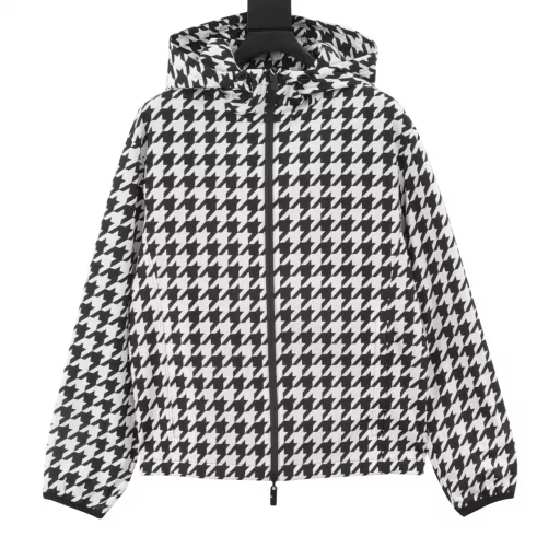 BBR 24 Houndstooth Hooded JacketSame style as Donnie Yen and Ip Man. Original version purchased, fabric customized, original fabric 80% cotton 20% polyester, custom woven and dyed plaid fabric, multiple alignment stitching operations on the whole body, fabric loss is extremely large. Double-layer fabric, houndstooth alignment loss is calculated by piece, in order to align, all pieces are cut manually (i.e. cut one piece by one by hand), the labor cost is extremely high, just to perfectly restore the original effect. The round hardware mold of the hat rope is customized. The leftover hardware is customized separately. The finished garment is marked in 13 places on the whole body. Small details directly distinguish the ready-made misaligned versions on the market! The main body is aligned, the sleeves are aligned with the main body, the shoulder seams are aligned front and back, left and right, the collar and cuffs are aligned, the fabric cannot be too skewed, and the parking space needs to adjust the head to ensure perfect alignment. The fabric has good air permeability and strong moisture absorption. The polyester fabric has good wear resistance and is easy to care for. It is matched with a drawstring hood and presents a casual style