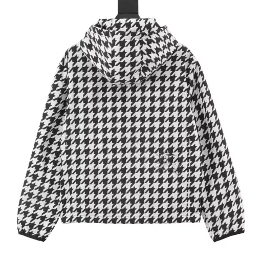 BBR 24 Houndstooth Hooded JacketSame style as Donnie Yen and Ip Man. Original version purchased, fabric customized, original fabric 80% cotton 20% polyester, custom woven and dyed plaid fabric, multiple alignment stitching operations on the whole body, fabric loss is extremely large. Double-layer fabric, houndstooth alignment loss is calculated by piece, in order to align, all pieces are cut manually (i.e. cut one piece by one by hand), the labor cost is extremely high, just to perfectly restore the original effect. The round hardware mold of the hat rope is customized. The leftover hardware is customized separately. The finished garment is marked in 13 places on the whole body. Small details directly distinguish the ready-made misaligned versions on the market! The main body is aligned, the sleeves are aligned with the main body, the shoulder seams are aligned front and back, left and right, the collar and cuffs are aligned, the fabric cannot be too skewed, and the parking space needs to adjust the head to ensure perfect alignment. The fabric has good air permeability and strong moisture absorption. The polyester fabric has good wear resistance and is easy to care for. It is matched with a drawstring hood and presents a casual style