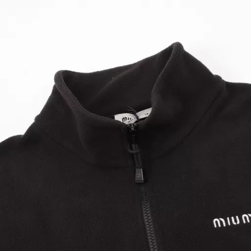 Miu Miu 24Fw Embroidered Small Logo Polar Fleece Half Zip JacketThe chest is decorated with contrasting brand English logo embroidery. The dropped shoulder sleeves and loose silhouette highlight the lazy feeling of wearingIt is casual yet fashionable. It can be easily controlled by all body types. It looks like a basic styleBut it is a basic style that you don’t have in your wardrobe. The polar fleece fabric is very comfortable. The actual wear rate is very high. The texture is amazing!It is really comfortable to wear! The same style for men and women