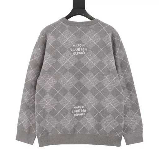 Louis Vuitton 24ss diamond check cashmere sweater knitted cardigan24 autumn and winter new products must-buy~Super love college style diamond check design, each single item is this year's hot item, using wool blended fabric, color-fixed woven color-spun yarn, multi-spindle intarsia process, using Japan's Shima Seiki 36-spindle intarsia machine, the reverse thread ends are knotted by machine and then trimmed by handNever unthreaded, using half more material than the vest, the dropped shoulder version design adds a lot of relaxation, absolutely beats all the same type of diamond check sweaters~