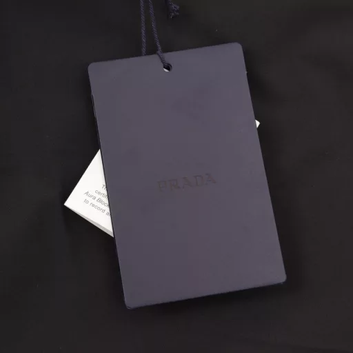 Prada PRD 24FW nylon waterproof patchwork trousersHigh-density woven fabric with custom weaving and dyeing, special color fixing process, black and gray will not collide, brand new custom hardware accessories, processed by foreign trade manufacturers, perfect workmanship and stitching