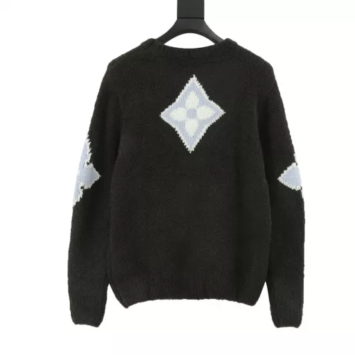 Louis Vuitton 25SS Ski Logo Intarsia Sweater, ski SKI series limited edition. Made of 82% sheep wool blended with 18% nylon cotton yarn. Made of imported jacquard woven pieces, 3S thick needle cotton wool sweater, wool has natural curl and elasticity, excellent warmth retention performance, and the jacquard process highlights the contrasting four-leaf clover and logo intarsia pattern, enhancing the three-dimensional sense and layering of the sweater. The three-standard accessories are complete, different from the market version, and the first release on the entire network.