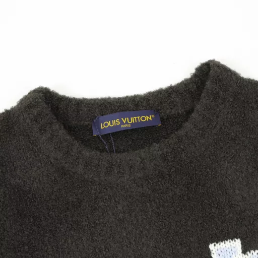 Louis Vuitton 25SS Ski Logo Intarsia Sweater, ski SKI series limited edition. Made of 82% sheep wool blended with 18% nylon cotton yarn. Made of imported jacquard woven pieces, 3S thick needle cotton wool sweater, wool has natural curl and elasticity, excellent warmth retention performance, and the jacquard process highlights the contrasting four-leaf clover and logo intarsia pattern, enhancing the three-dimensional sense and layering of the sweater. The three-standard accessories are complete, different from the market version, and the first release on the entire network.