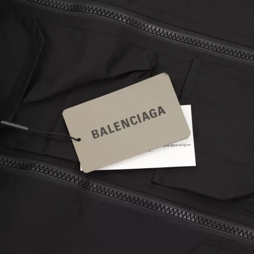 Balenciaga BLCG 23ss spoof 3Bsporty black jacket jacketWaterproof and windproof. Double zipper hardware. Water-repellent and wrinkle effect. Unisex style