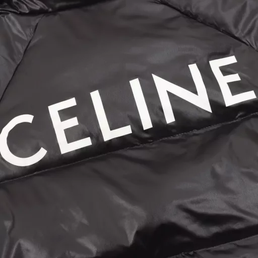 Celine CE 23FW mid-length down jacket with large logo print on the backCelebrity style: black chocolate matte luxury all-match king is hereThis winter❄ the most worthwhile oneCold-resistant: no problem at minus 20-30 degreesIt took four months to develop just to give you the bestIt looks simple but it is very difficult to develop fabrics, custom weaving and dyeing, accessories/hardware, all need to open molds, customize imported anti-drilling wool yarn, etc. In one word: the cost is high!