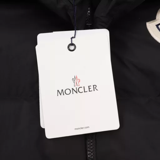 Moncler 24FW CITALA down jacket with large logoUltra-light nylon waterproof fabric with matte texture. Same color and density. Full of high-end look. Simple but not minimalist. Both the fabric material and the overall outline have both fashionable styling and good cold-proof effect. It also brings a comfortable wearing experience and feeling. It can be shaped and warm. Three-dimensional and full. Highly practical. The lining is filled with white duck down. The same style for men and women. Three customized auxiliary materials and labels. Original disassembly and customization. One-to-one customized small labels, collar labels, washing, hang tags, hardware, etc. Upper and lower double-opening placket zipper. Classic double-link washing label on the lining. Multi-link washing label on the pocket. With chip to scan the official website