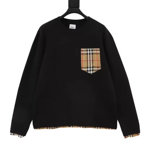 Burberry Plaid Splicing Knitted Pullover SweaterBurberry's classic items are back, and it's worth buying a treasure sweater againThis autumn and winter new models are on sale at the same time! The sweater adopts the design of pocket plaid splicing. The classic plaid pattern highlights the fashion charm of the brand P. It is a classic and timeless work. It is carefully made of customer-supplied cotton fiber yarn material. The CNC layered knitting technique shows a different texture. The splicing plaid highlights the charm of the brand. It is exquisite and advanced. The sweater feels soft and comfortable, and the body feels especially comfortable. It is OK to wear it alone or as an inner layer. The ribbed knitting at the hem and the sleeves are specially made with blue edges to echo the color of the body!