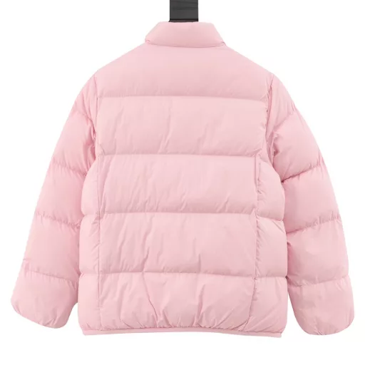 Moncler 24Fw Women's Abbadia Stand Collar Down JacketMade of iconic nylon laqué fabric, it presents a gorgeous glossy effect. The classic silhouette design can be easily matched with work formals or casual styles. The design concept is simple to the extreme, and it is favored because it is simple. The solid color fabric is matched with a long custom ribbon, which makes the whole garment more fashionable. The wife of the national male god Zhang Zhilin, Yuan Yongyi, only loves this style.Customized zipper head ribbon, the Moncler logo is easily visible, big brand but low-key. Japanese standard 90 down filling, warm effect!Customized Riri zipper head + zipper,