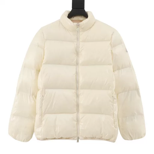 Moncler 24Fw Women's Abbadia Stand Collar Down JacketMade of iconic nylon laqué fabric, it presents a gorgeous glossy effect. The classic silhouette design can be easily matched with work formals or casual styles. The design concept is simple to the extreme, and it is favored because it is simple. The solid color fabric is matched with a long custom ribbon, which makes the whole garment more fashionable. The wife of the national male god Zhang Zhilin, Yuan Yongyi, only loves this style.Customized zipper head ribbon, the Moncler logo is easily visible, big brand but low-key. Japanese standard 90 down filling, warm effect!Customized Riri zipper head + zipper,