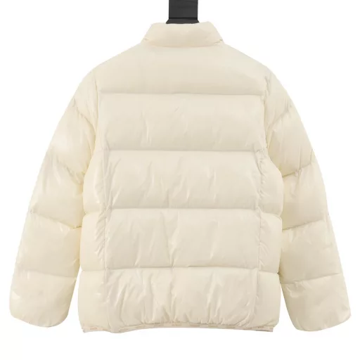 Moncler 24Fw Women's Abbadia Stand Collar Down JacketMade of iconic nylon laqué fabric, it presents a gorgeous glossy effect. The classic silhouette design can be easily matched with work formals or casual styles. The design concept is simple to the extreme, and it is favored because it is simple. The solid color fabric is matched with a long custom ribbon, which makes the whole garment more fashionable. The wife of the national male god Zhang Zhilin, Yuan Yongyi, only loves this style.Customized zipper head ribbon, the Moncler logo is easily visible, big brand but low-key. Japanese standard 90 down filling, warm effect!Customized Riri zipper head + zipper,