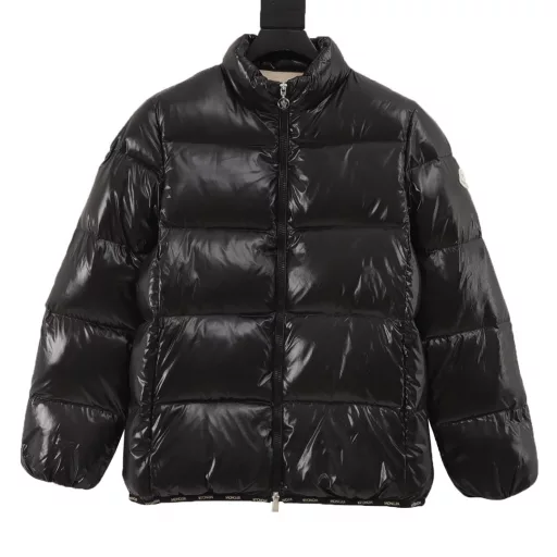 Moncler 24Fw Women's Abbadia Stand Collar Down JacketMade of iconic nylon laqué fabric, it presents a gorgeous glossy effect. The classic silhouette design can be easily matched with work formals or casual styles. The design concept is simple to the extreme, and it is favored because it is simple. The solid color fabric is matched with a long custom ribbon, which makes the whole garment more fashionable. The wife of the national male god Zhang Zhilin, Yuan Yongyi, only loves this style.Customized zipper head ribbon, the Moncler logo is easily visible, big brand but low-key. Japanese standard 90 down filling, warm effect!Customized Riri zipper head + zipper,