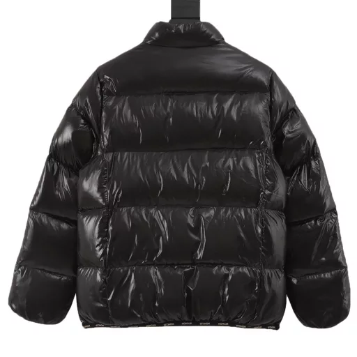 Moncler 24Fw Women's Abbadia Stand Collar Down JacketMade of iconic nylon laqué fabric, it presents a gorgeous glossy effect. The classic silhouette design can be easily matched with work formals or casual styles. The design concept is simple to the extreme, and it is favored because it is simple. The solid color fabric is matched with a long custom ribbon, which makes the whole garment more fashionable. The wife of the national male god Zhang Zhilin, Yuan Yongyi, only loves this style.Customized zipper head ribbon, the Moncler logo is easily visible, big brand but low-key. Japanese standard 90 down filling, warm effect!Customized Riri zipper head + zipper,