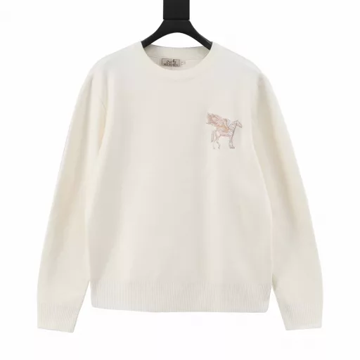 Hermes Pegasus embroidered round neck sweaterTouch the warmth in your heart. This year's latest autumn and winter model from H, with classic Pegasus embroidery on the chest! Made of custom-made cotton fiber yarn, it is completely comfortable and elegant and lazy when it fits against your body. It is especially soft and skin-friendly. The soft feeling is like falling into the clouds, which seems to be there and not there! The classic and versatile round neck is very good-looking, easy to wear and can modify the neck and facial lines. The most special work is the contrasting color link on the shoulder. The exposed thick needle lines are particularly handcrafted, creating a sense of visual layering that seems to be layered!