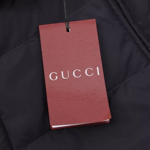 Gucci 24FW Classic Ribbon Down Jacket (Lightweight)Light luxury, a must-have item for men and women for daily commuting· Original samples purchased from counters, disassembled and developed· National standard white duck down filling, filling volume up to 400 grams· Lining is made of cotton nylon fiber, the middle layer of the lining is T300 high-density anti-pinhole material, anti-down process· Customized original logo· Zipper· Windproof cuffs with elastic band· Customized original logo zipper puller· Original co-branded washed tag packaging