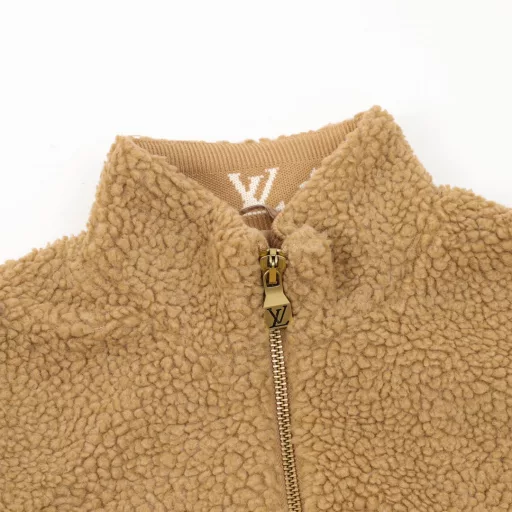 Louis Vuitton Suede Teddy Velvet Zipper JacketWarm teddy velvet for the upper body; especially friendly to girls; a style that anyone can handle, both comfortable and good-looking! Our teddy fabrics are all customized! It is not as easy to ship as imagined, very slow! Fur color You can go and see other teddy materials at will. The texture is not natural, and the acrylic content is too heavy, and the plush does not have a delicate feeling. Our things are really softer, more delicate and smoother than the market! Although it is difficult to distinguish the fabrics, there will definitely be a difference between the actual objects! On the surface, they look similar, but the feel of the touch is completely different from the feeling of wearing. There is no certain softness and fleshiness on the market. Thick but not heavy!The 