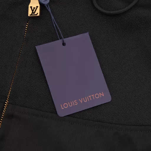 Louis Vuitton 24Fw beaded logo zipper hooded jacketIt uses different materials to splice fabrics. The coarse twill fabric of the sleeves is stiff and the upper body has a silhouette. The fine twill fabric of the middle splicing part is soft, which neutralizes the toughness of the whole piece. The letter logo uses imported Dongbao beads. It is time-consuming and laborious to inlay manually, and the production capacity is extremely low.