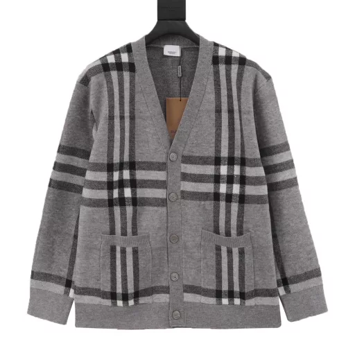 Burberry 24Fw classic checkered cardigan sweaterUsing custom knitted striped fabric, it has reached very high standards in terms of feel, breathability, comfort and skin-friendly. Classic stripes, a must-have for both men and women in autumn and winter, very simple and generous, not picky, really great, it looks fashionable with anything, the workmanship details are 1:1 synchronized with the official website, absolutely no pilling, no piercing, super comfortable to touch, especially comfortable version, super high appearance, beautiful color matching, super delicate workmanship, highly recommended, comparable to the market quality, not afraid to shop around, welcome all bosses to place orders!!!