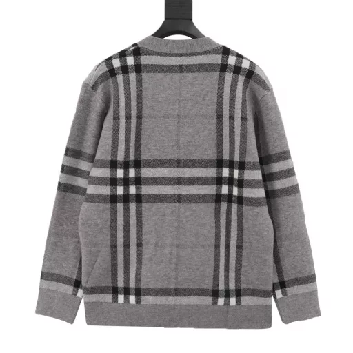 Burberry 24Fw classic checkered cardigan sweaterUsing custom knitted striped fabric, it has reached very high standards in terms of feel, breathability, comfort and skin-friendly. Classic stripes, a must-have for both men and women in autumn and winter, very simple and generous, not picky, really great, it looks fashionable with anything, the workmanship details are 1:1 synchronized with the official website, absolutely no pilling, no piercing, super comfortable to touch, especially comfortable version, super high appearance, beautiful color matching, super delicate workmanship, highly recommended, comparable to the market quality, not afraid to shop around, welcome all bosses to place orders!!!