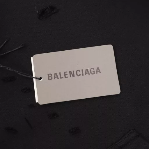 Balenciaga Cracked Letters Hole Hooded Artistic HoodieBrick Cabinet Synchronized in Autumn and Winter. Welcome to compare. The fabric is made of Paris ZP custom-woven and dyed all-cotton washed sweater, with clear fabric texture,soft and comfortable. The thread is custom-woven and dyed without color difference.The classic letter LOGO uses a precision screen. Imported n environmentally friendly rubber paddle. Cracked pattern printing, the effect is three-dimensional.The ready-made garment is positioned with artistic worn holes, hem threads, hat brim, and pocket openings are hand-worn retro. Restore the brick cabinet,The pattern uses the OS loose drop shoulder pattern. Unisex style