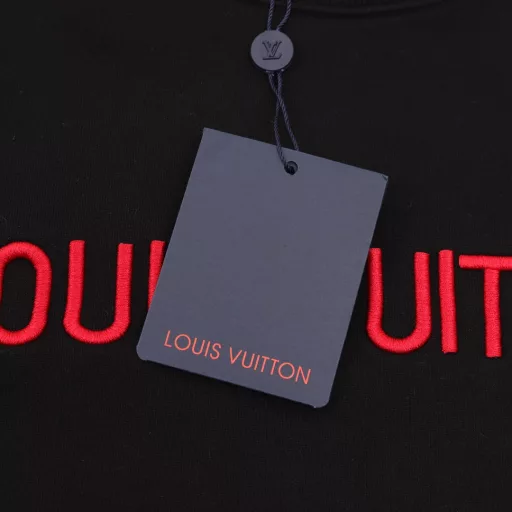 Louis Vuitton 24Fw red thread logo embroidered round neck sweatshirtThe fabric is made of 400g double-strand combed cotton fabric, custom-woven and dyed by Sorona threadHeavy embroidery by Japanese imported Tajima embroidery machine, multiple pattern making and color matching, the final effect is different from the market productsNew styles synchronized with the official website, customized accessories for the whole body