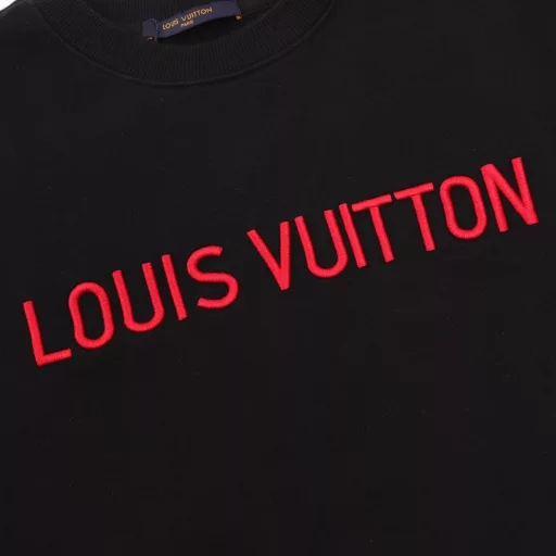 Louis Vuitton 24Fw red thread logo embroidered round neck sweatshirtThe fabric is made of 400g double-strand combed cotton fabric, custom-woven and dyed by Sorona threadHeavy embroidery by Japanese imported Tajima embroidery machine, multiple pattern making and color matching, the final effect is different from the market productsNew styles synchronized with the official website, customized accessories for the whole body