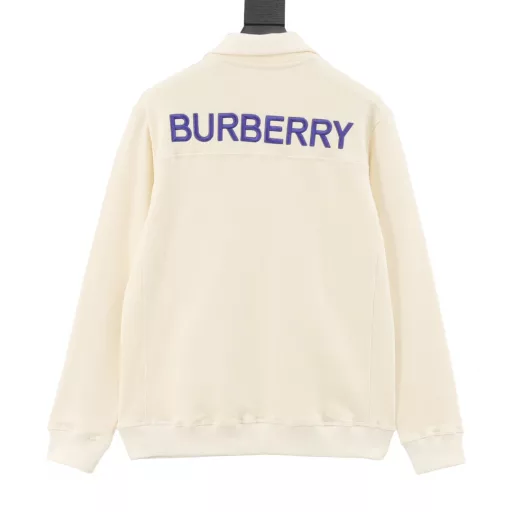 Burberry 24Fw small warhorse embroidered half-zip lapel sweatshirtCustomized 430g Bolin terry double-strand fabric High-density LOGO embroidery on the chestBURBERRY large logo 10,000-needle embroidery on the back Original custom-made tag accessories Made of pure cotton yarnPure cotton is skin-friendly, comfortable, simple and practical to wear, lazy and loose feeling Thickened fabric has more texture Soft and delicate feel Loose versionWhether worn alone or layered, a simple piece can create a sense of fashion in different styles