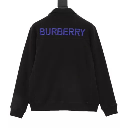 Burberry 24Fw small warhorse embroidered half-zip lapel sweatshirtCustomized 430g Bolin terry double-strand fabric High-density LOGO embroidery on the chestBURBERRY large logo 10,000-needle embroidery on the back Original custom-made tag accessories Made of pure cotton yarnPure cotton is skin-friendly, comfortable, simple and practical to wear, lazy and loose feeling Thickened fabric has more texture Soft and delicate feel Loose versionWhether worn alone or layered, a simple piece can create a sense of fashion in different styles